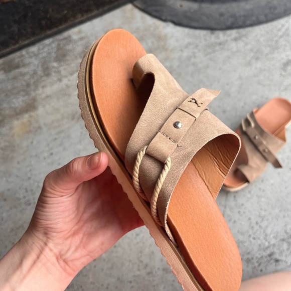 One toe, tan sandles - Picture 3 of 6